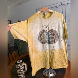 🎃🍁Festive Yellow Pumpkin Graphic T-Shirt w/ bleach splatter design. Size XL 🍁🎃